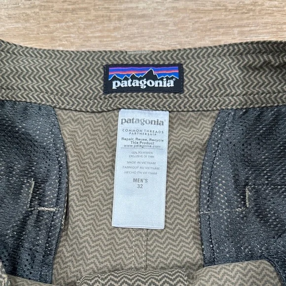 Patagonia Men's Olive Green and Beige Flat Front Shorts - Picture 2 of 9